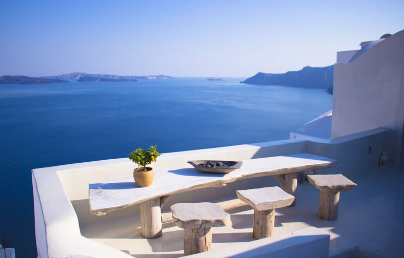 Terrasse ensoleillée avec vue sur la mer Égée