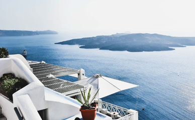 Belle vue d'une terrasse de la mer Egée