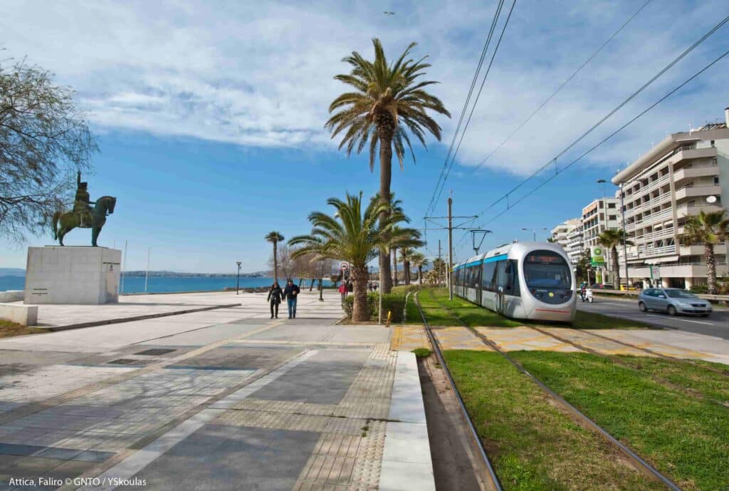 Retraite pour français à Faliro - large zone piétonnière le long de la mer avec transport (métro, bus)