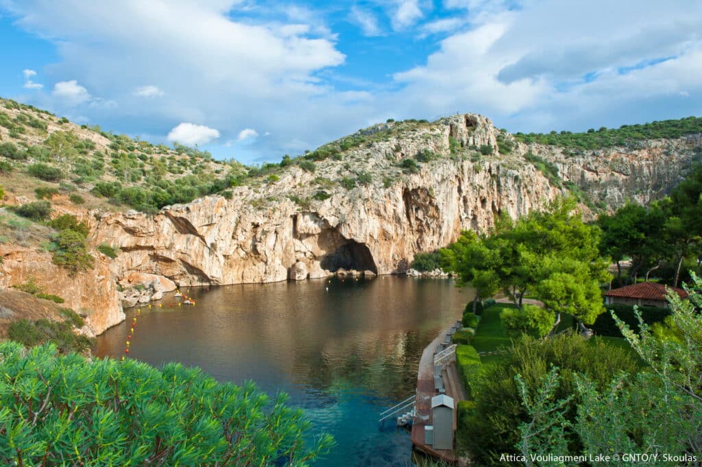 Le lac de Vouliagmeni - idéal pour passer sa retraite sur la Riviera Grecque