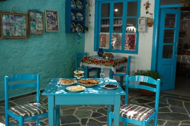Dans une petite maison bleue et blanche ou on apprécie cuisine grecque en Retraite