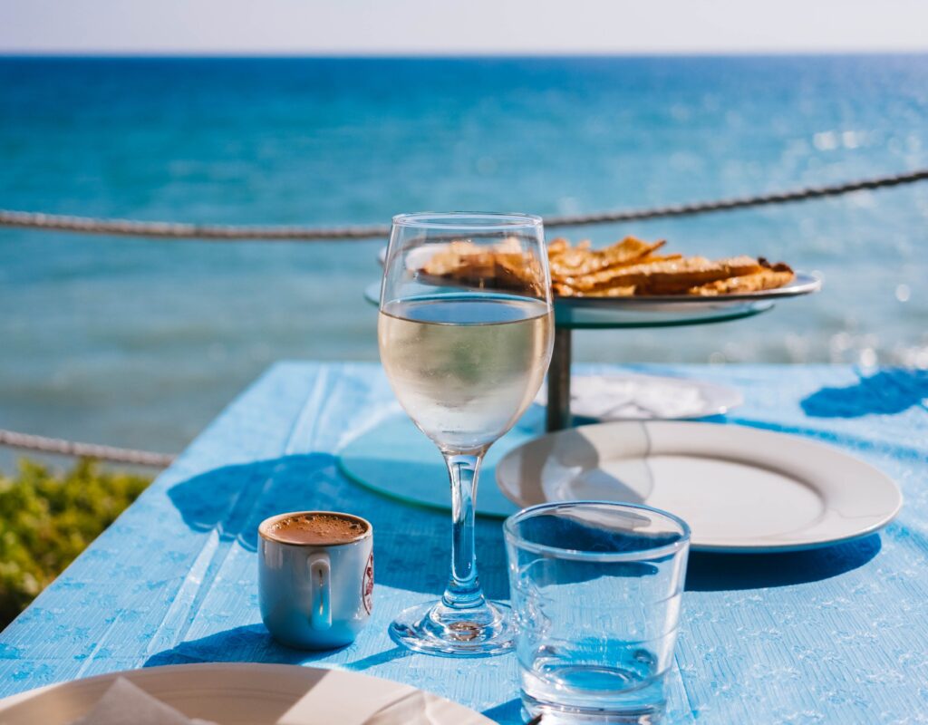 Table en bord de mer avec vin et mezze grecs, art de vivre méditerranéen
