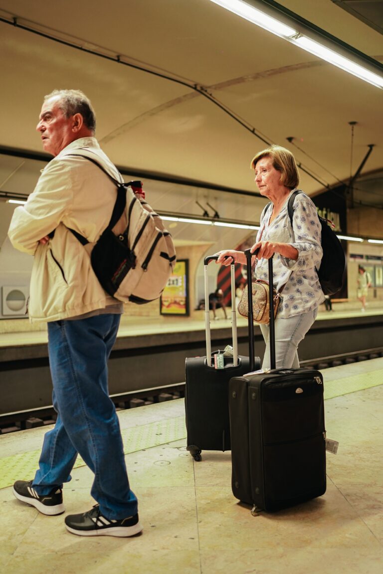 Couple de retraités en voyage avec valises, prêts pour l'expatriation en Grèce