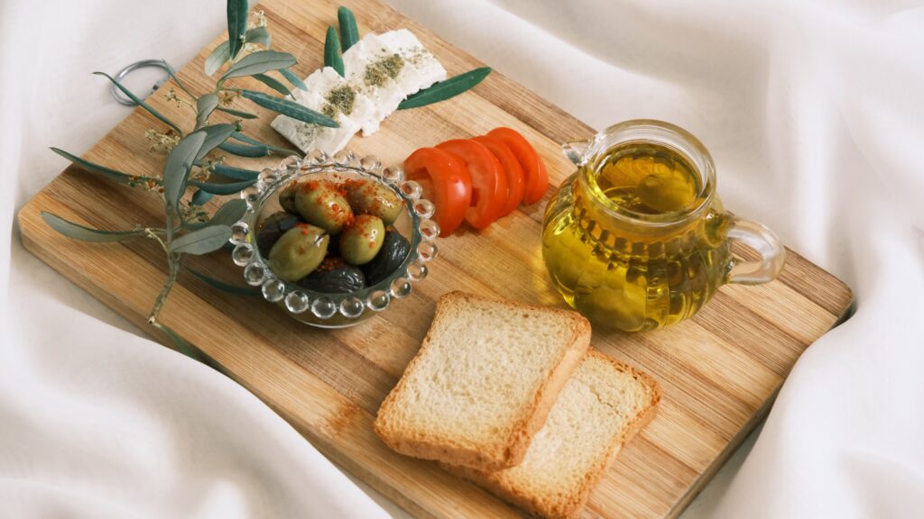Plateau de fromages grecs – feta, gravière et olives, spécialités locales