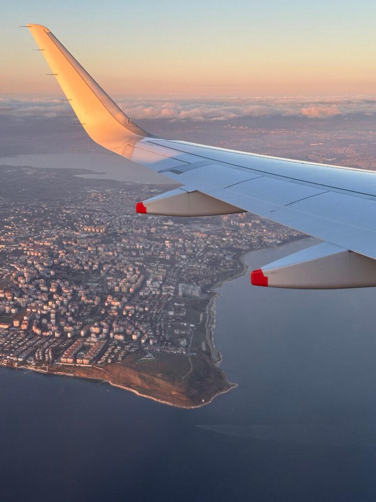 Vue aérienne depuis un avion vers la Grèce, horizon méditerranéen au coucher du soleil