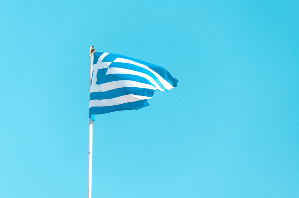 Drapeau grec flottant au vent: à Athènes: symbole de la fierté nationale grecque.