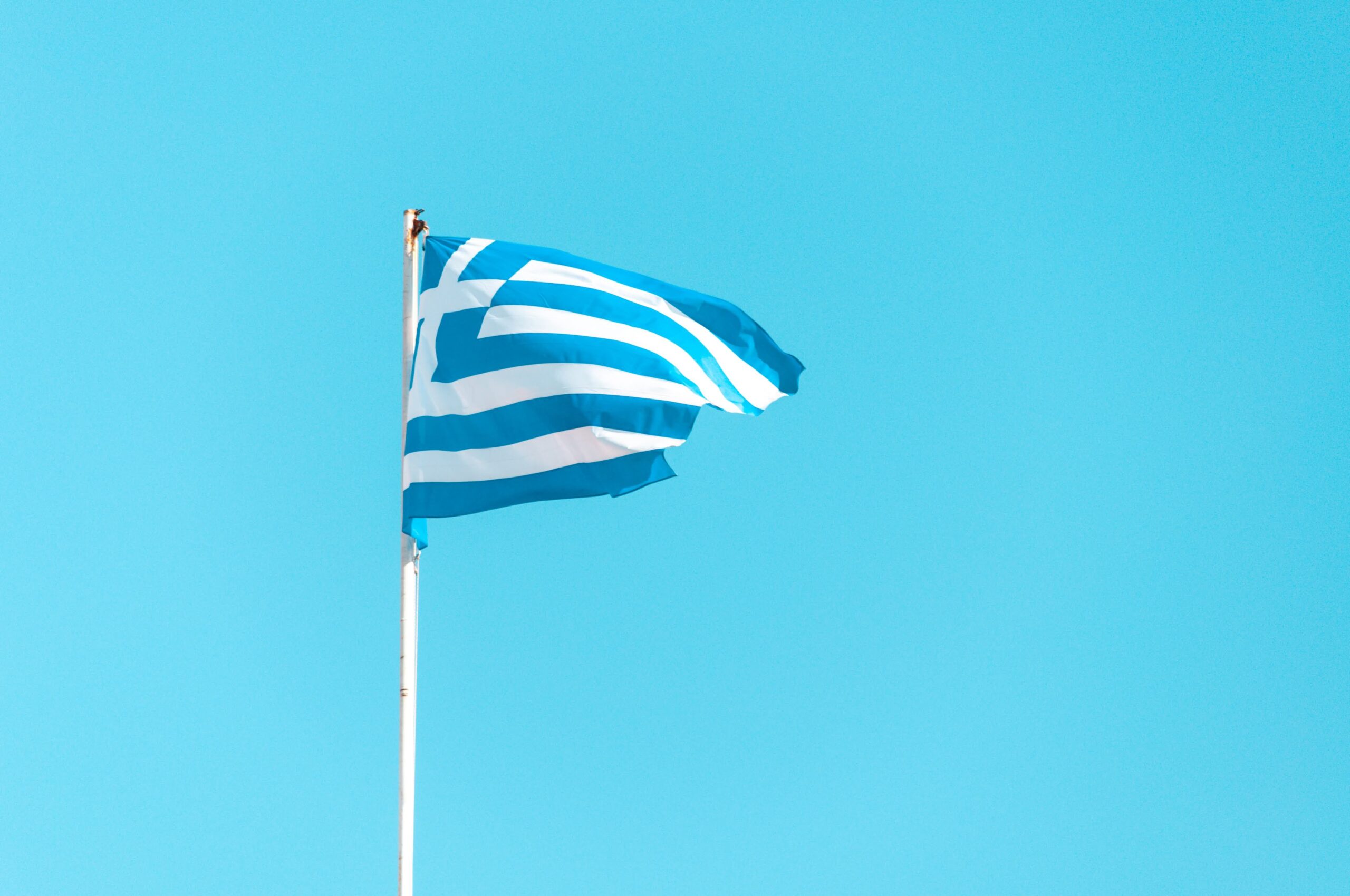 Drapeau grec flottant au vent: à Athènes: symbole de la fierté nationale grecque.