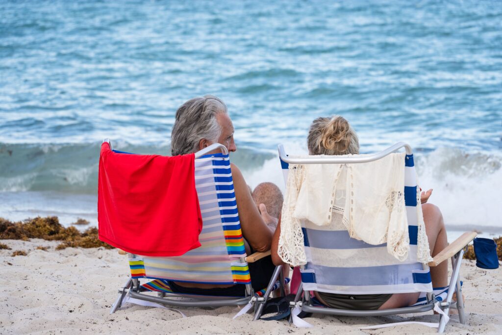 Couple de retraités profitant du soleil et de la mer en Grèce.