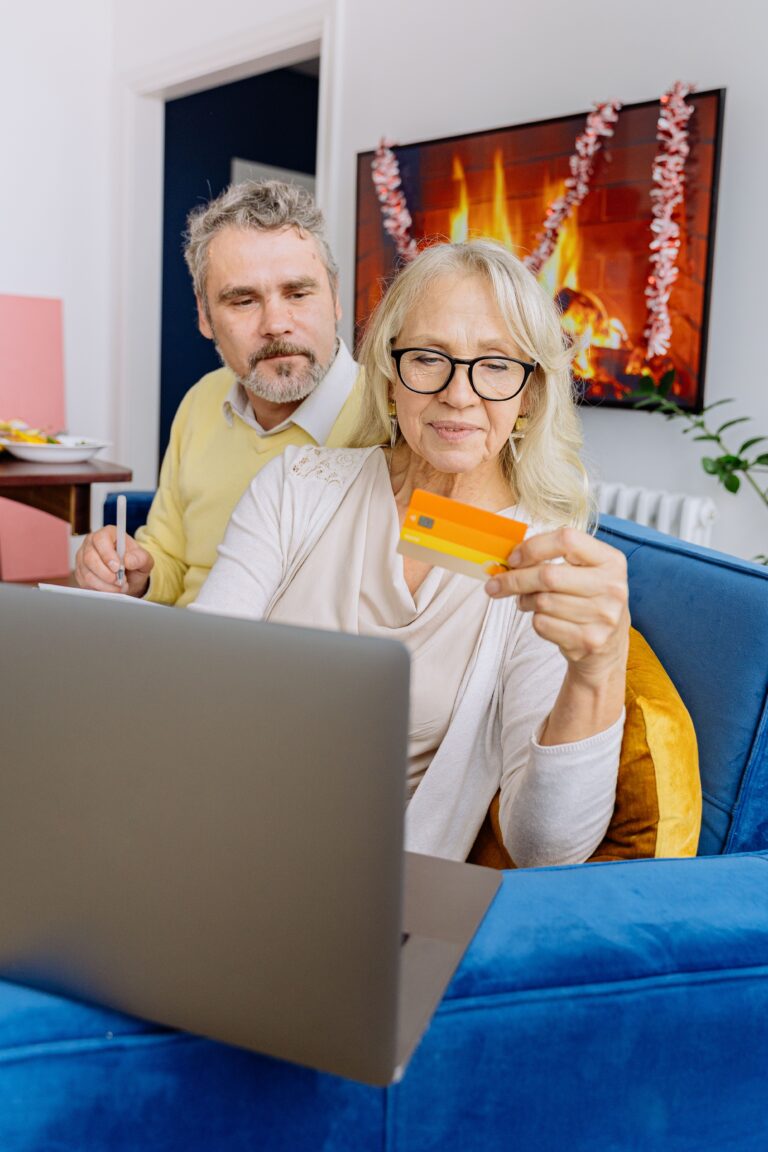 Couple de retraités gérant leurs démarches en ligne depuis leur nouveau domicile en Grèce