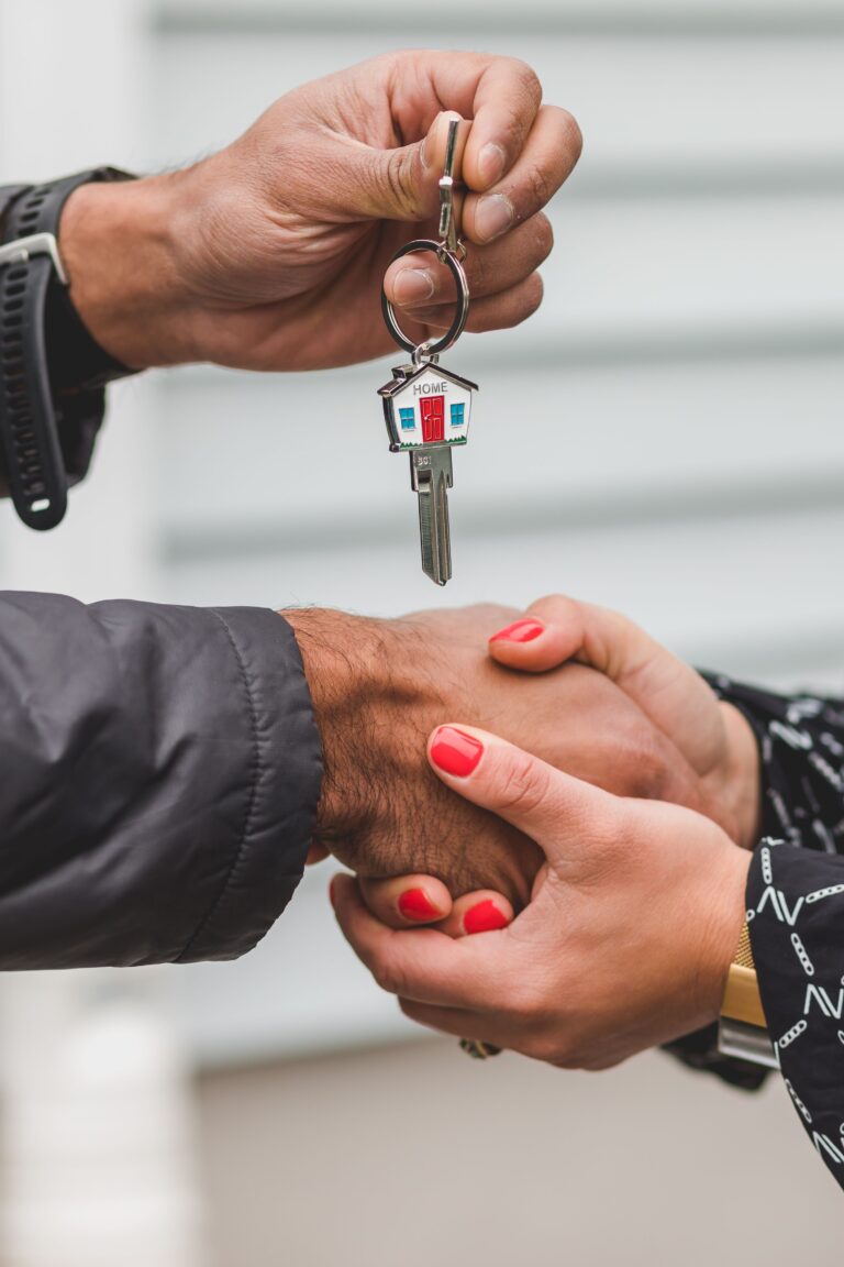 Remise de clés lors d'une transaction immobilière en Grèce